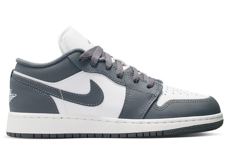 https://res.cloudinary.com/dlqdbsx2k/image/upload/v1779667919/Air-Jordan-1-Low-Grey-White-GS_nef8ld.jpg