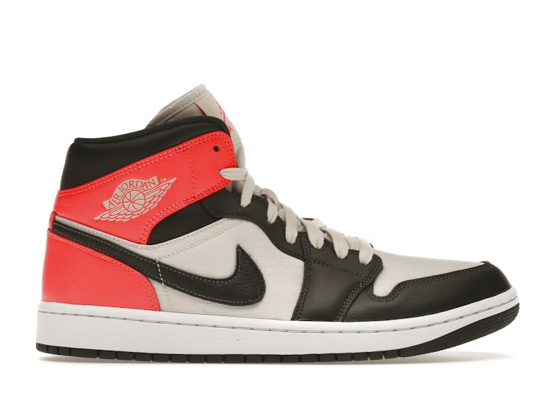 https://res.cloudinary.com/dlqdbsx2k/image/upload/v1761147105/Air-Jordan-1-Mid-Light-Orewood-Brown-W-Product_lh8374.jpg