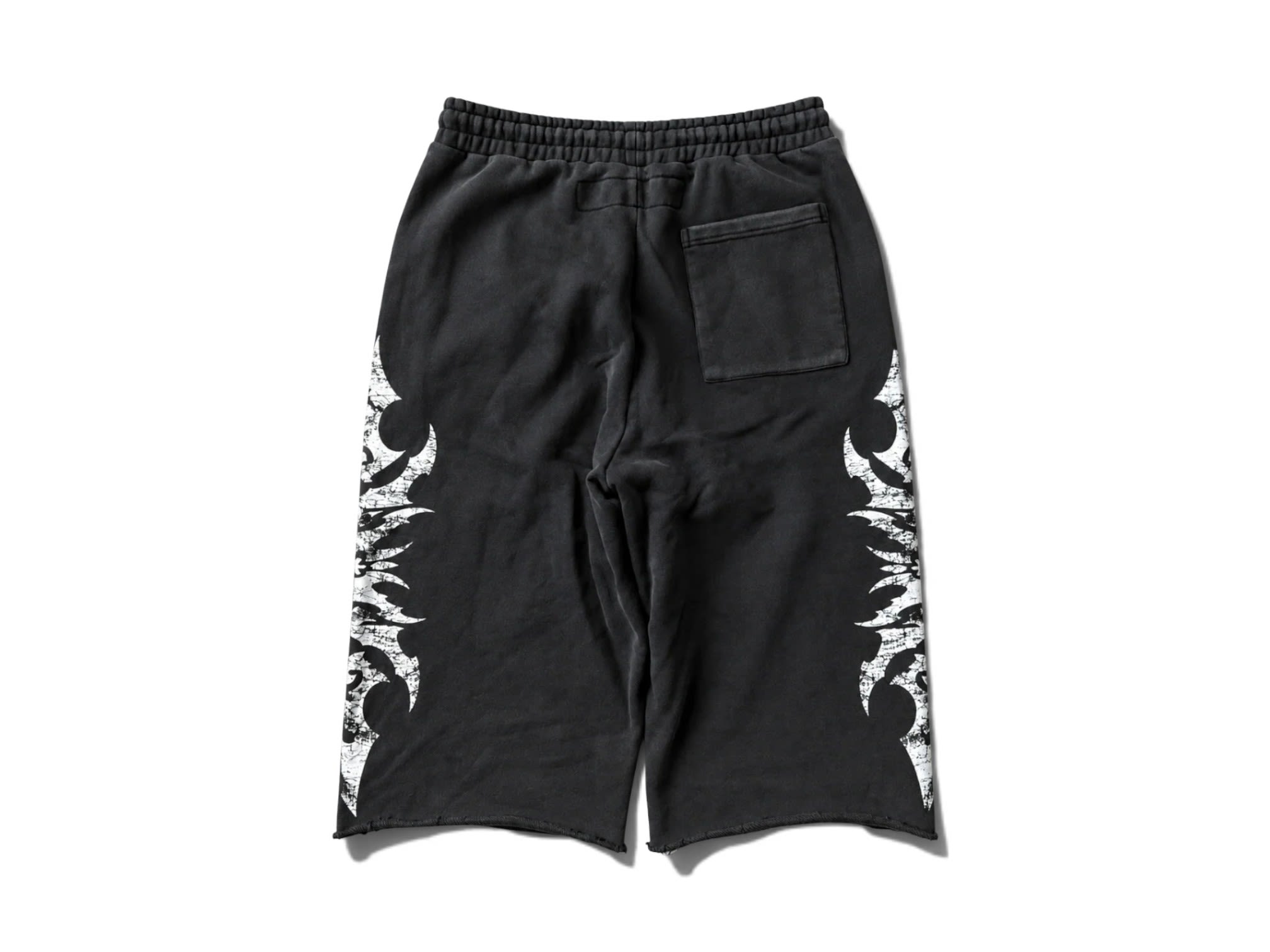 https://res.cloudinary.com/dlqdbsx2k/image/upload/v1790538275/VINTAGE_GRUNGE_3_4_SHORT_BLACK_-2_foi2cn.jpg